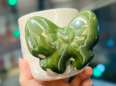Pearlescent Glaze bow-tie mug